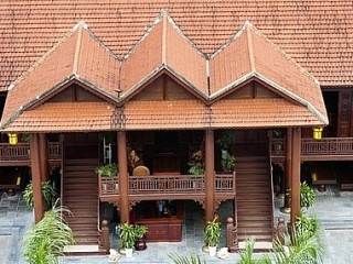 Đại gia bí ẩn sở hữu căn nhà sàn 200 tỷ được làm từ gỗ lim nguyên khối lớn nhất Việt Nam