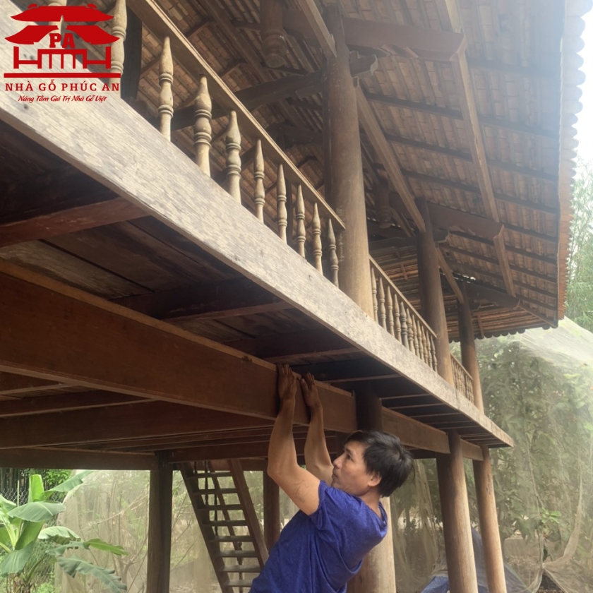 Nhà sàn cổ lầu 8 cột. Gõ mật