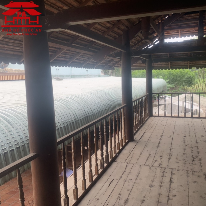 Nhà sàn cổ lầu 8 cột. Gõ mật