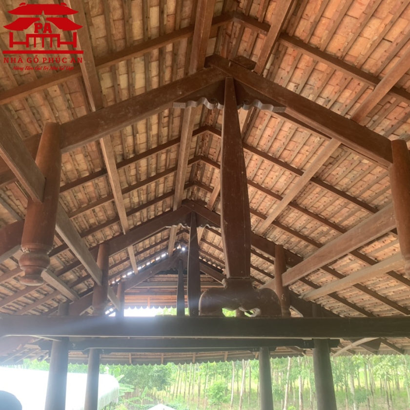 Nhà sàn cổ lầu 8 cột. Gõ mật