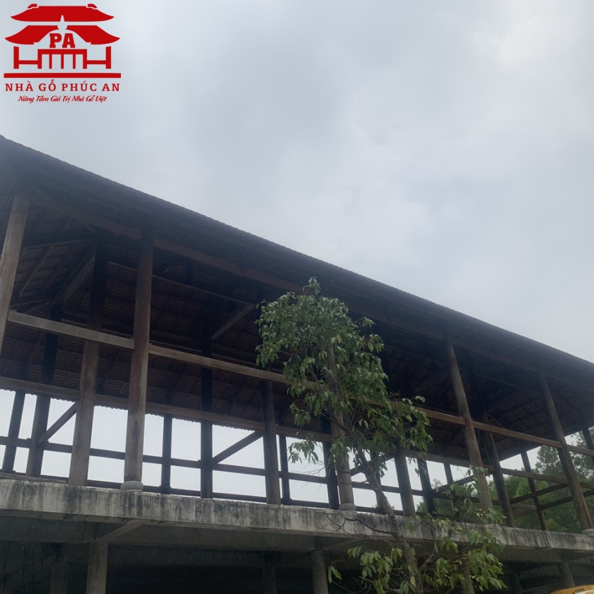 Nhà sàn cổ lầu 8 cột. Gõ mật